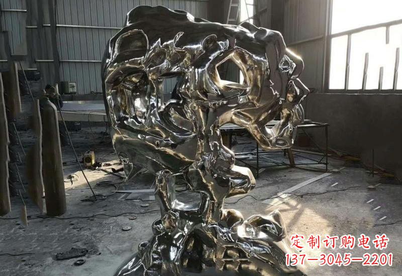 衢州太湖石雕塑不锈钢公园的镜面之美