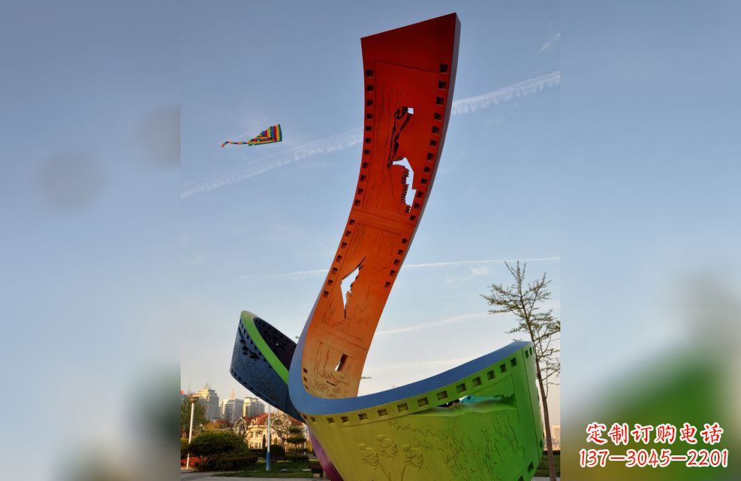 衢州不锈钢五彩胶卷广场雕塑——现代美学的象征
