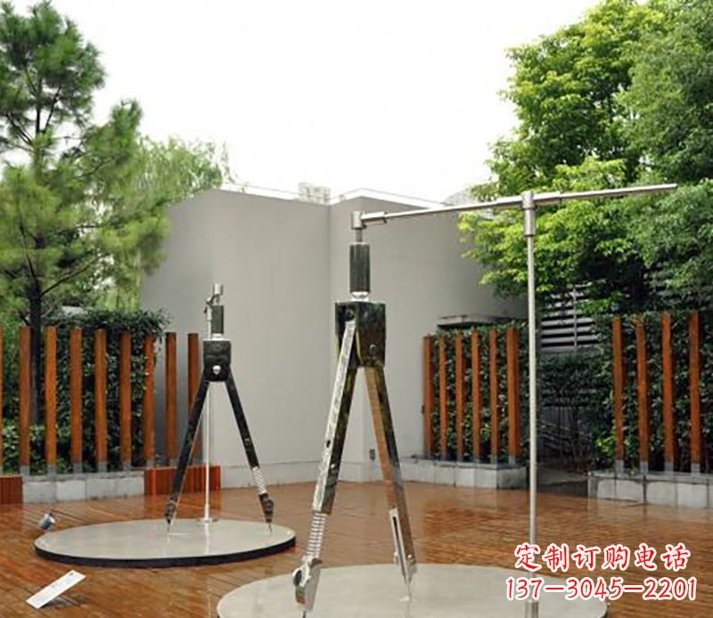 衢州以不锈钢精雕细琢的圆规雕塑