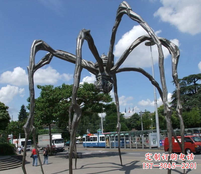 衢州蜘蛛侠雕塑点缀不锈钢的景观