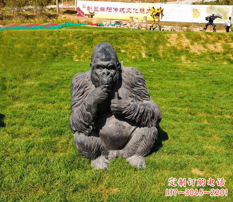 衢州猩猩雕塑——草坪猩猩公园的艺术精品