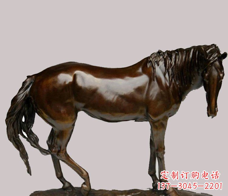 衢州草原上的动物雕塑