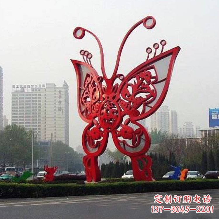 衢州绿化带上的大型红色蝴蝶雕塑