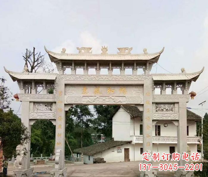衢州村口三门石雕牌楼精美的雕塑杰作