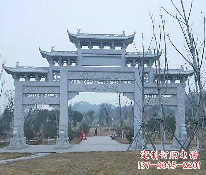 衢州村口三门石雕牌楼古朴华丽