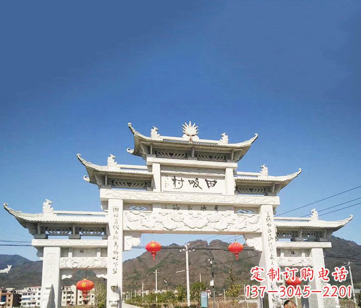 衢州村庄的牌坊雕塑