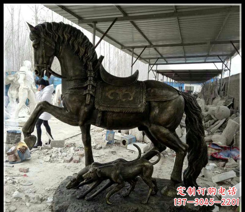 衢州戴马鞍的马和狗铜雕