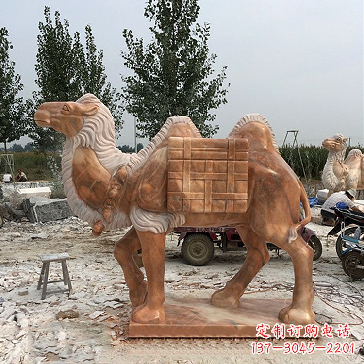 衢州负重骆驼石雕晚霞红