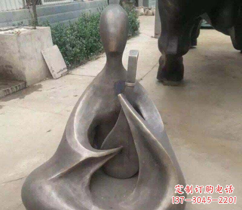 衢州公园弹琵琶的抽象人物景观铜雕