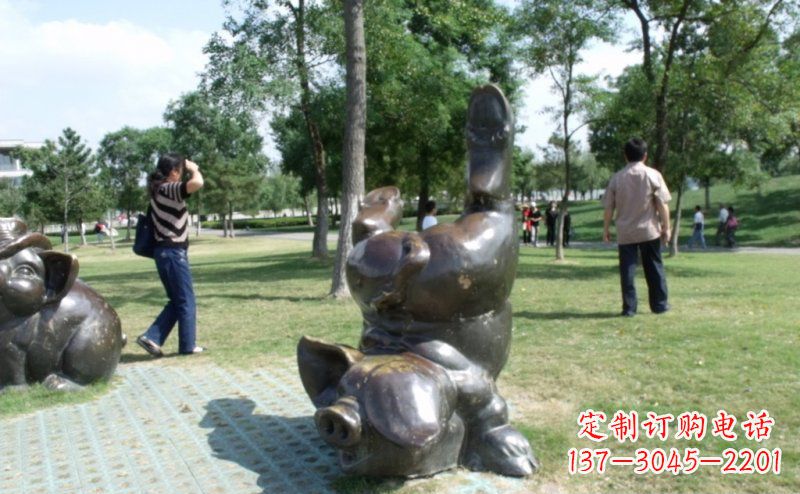 衢州公园倒立的猪动物铜雕
