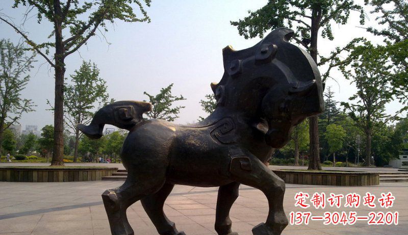 衢州公园低头的抽象小马动物铜雕