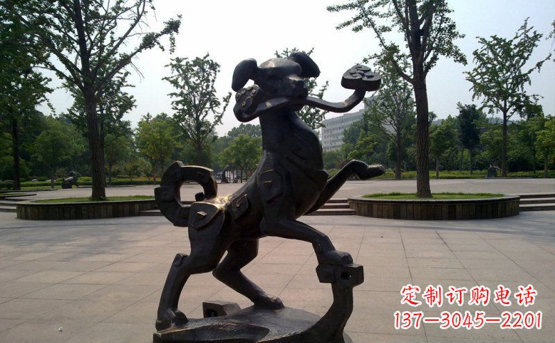 衢州公园叼着如意的狗动物铜雕