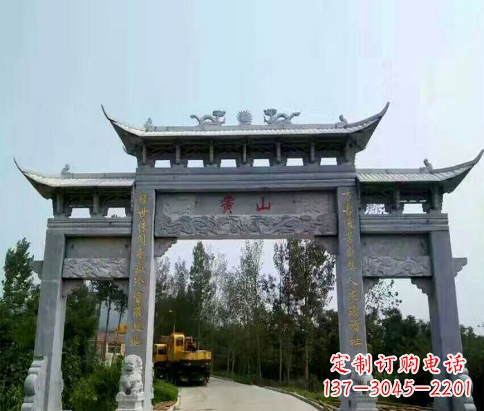 衢州景区三门石雕牌楼，是一种典型的古典建筑风…