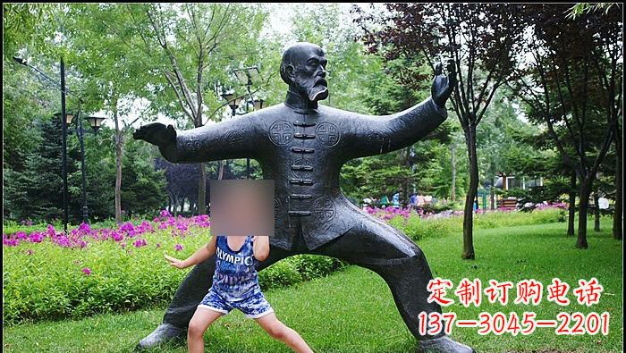 衢州铜雕打太极拳的老人