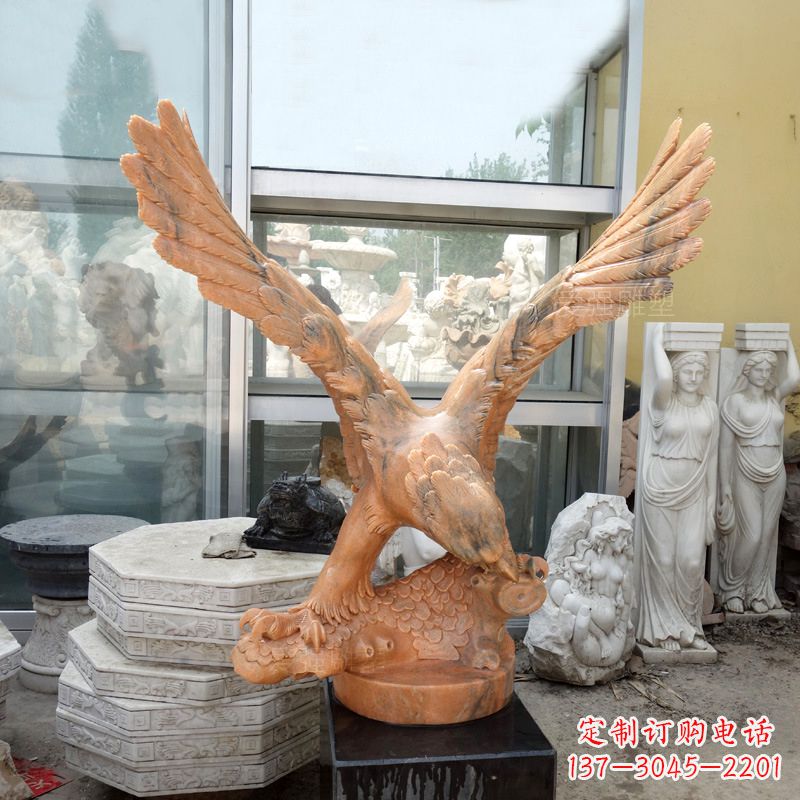 衢州晚霞红老鹰石雕塑