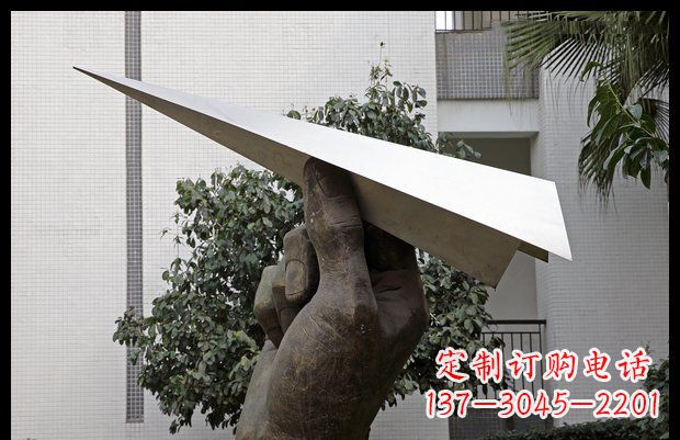 衢州小区不锈钢手拿纸飞机雕塑